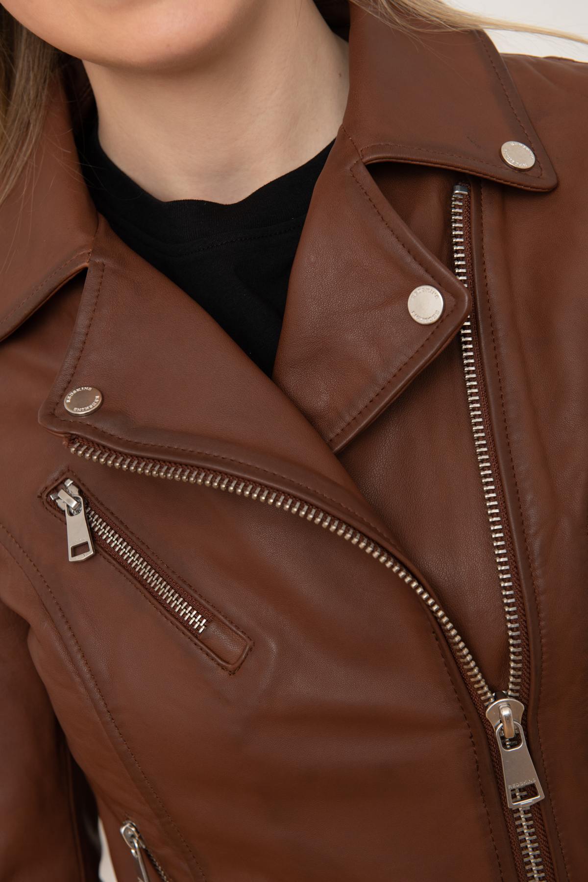 Slim-fit cognac sheepskin biker jacket, soft and lightweight. - Image n°10