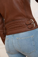 Slim-fit cognac sheepskin biker jacket, soft and lightweight. - Image n°8
