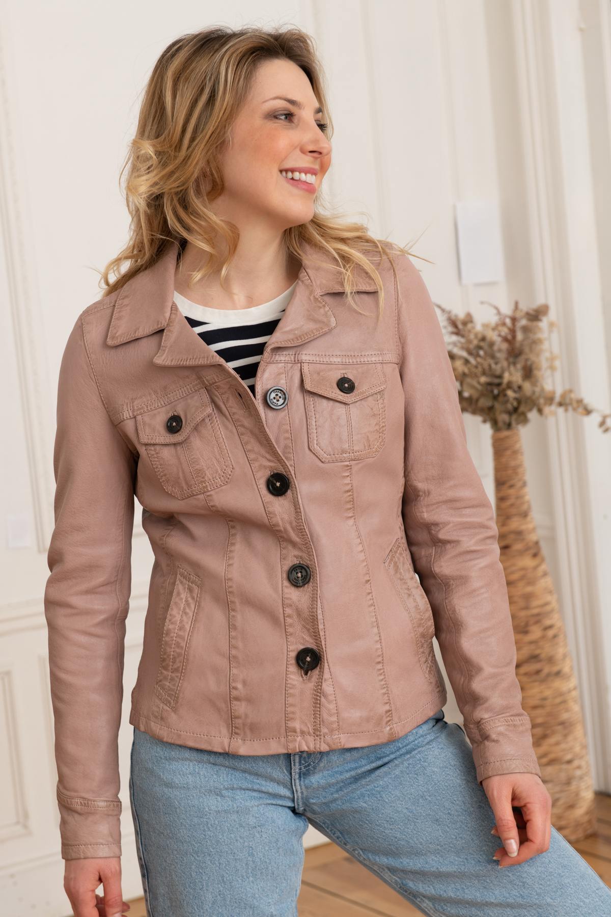 Aged-pink lambskin jacket with a shirt-style cut and buttons. - Image n°8