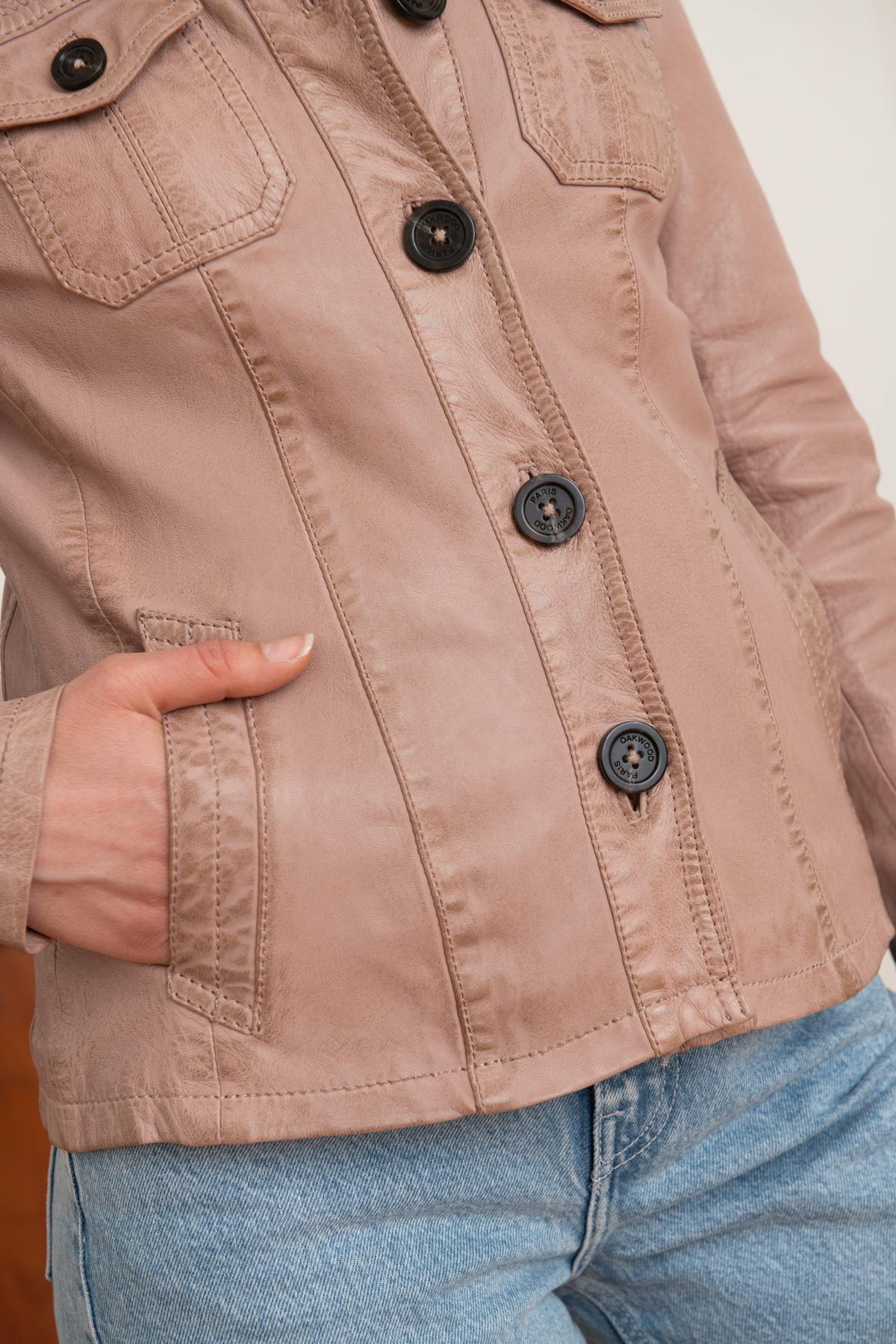 Aged-pink lambskin jacket with a shirt-style cut and buttons. - Image n°10