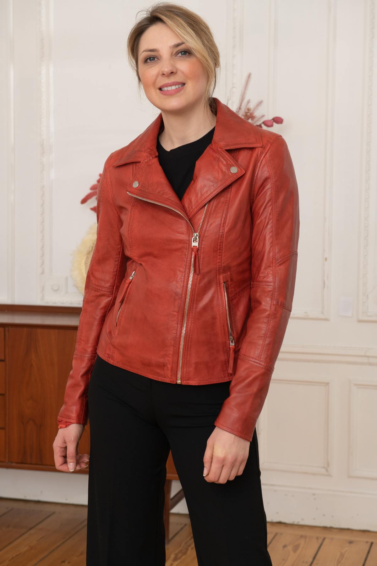 Marbled red sheepskin perfecto, slim-fit with silver snaps for edge. - Image n°8