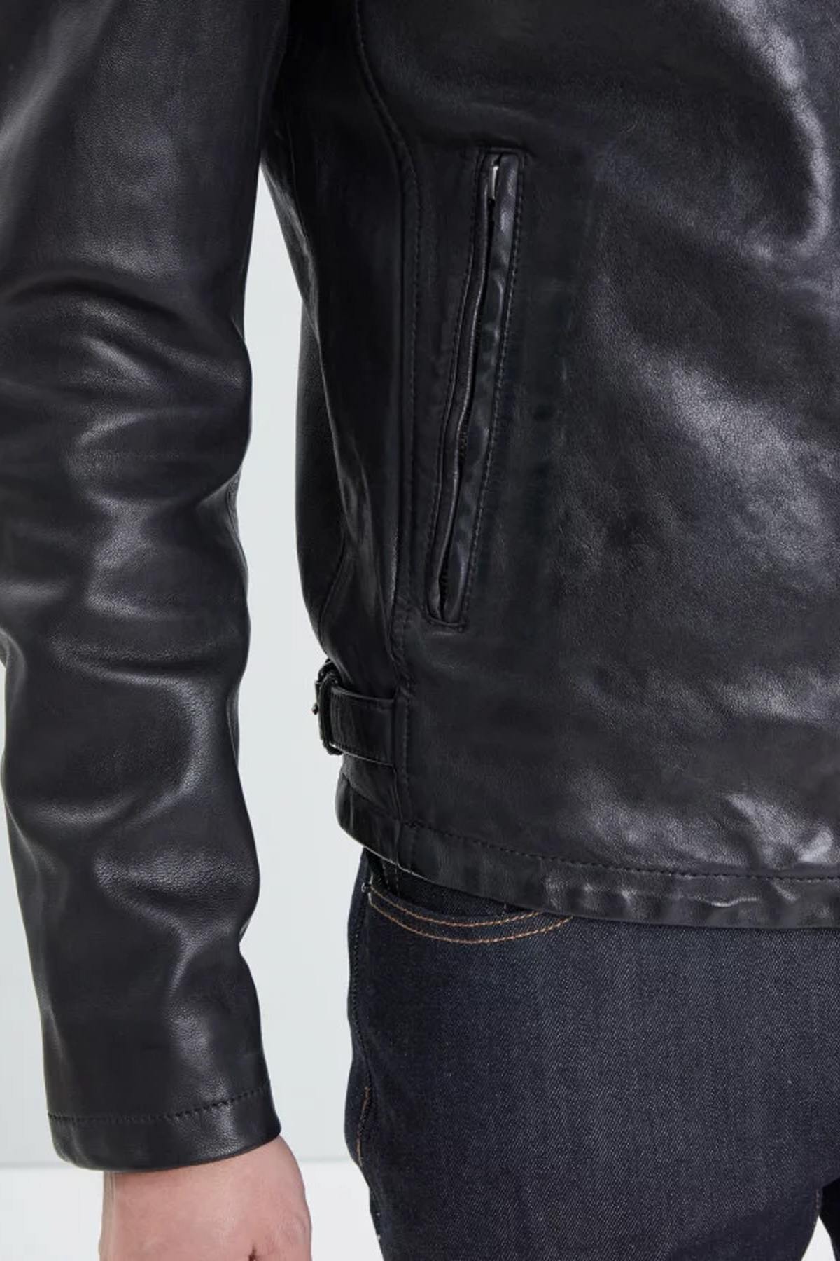 Washed lambskin jacket in black, slim and adjustable for a sharp look. - Image n°5