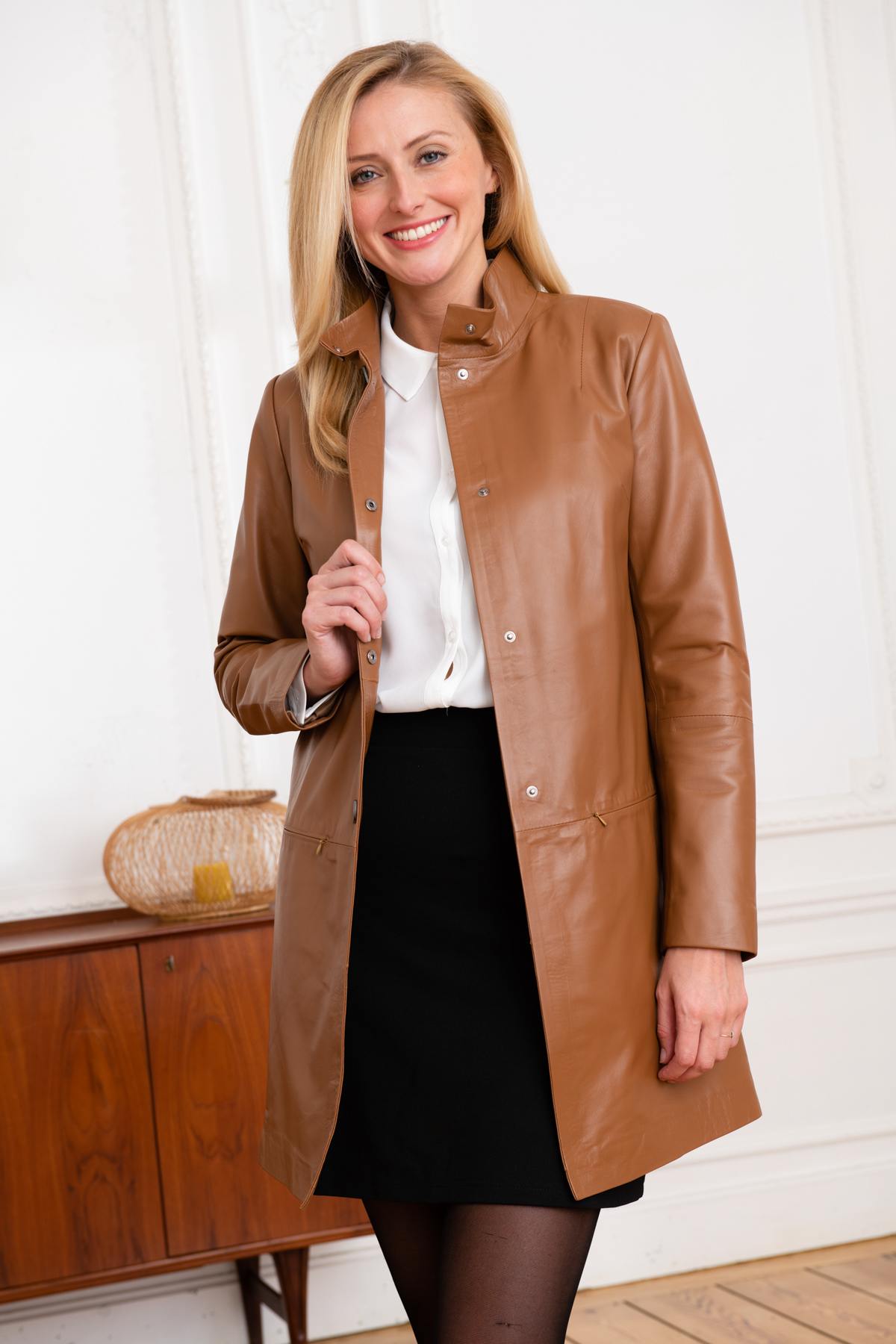 Retro cognac sheepskin jacket, mid-length cut. Press-stud fastening. - Image n°9
