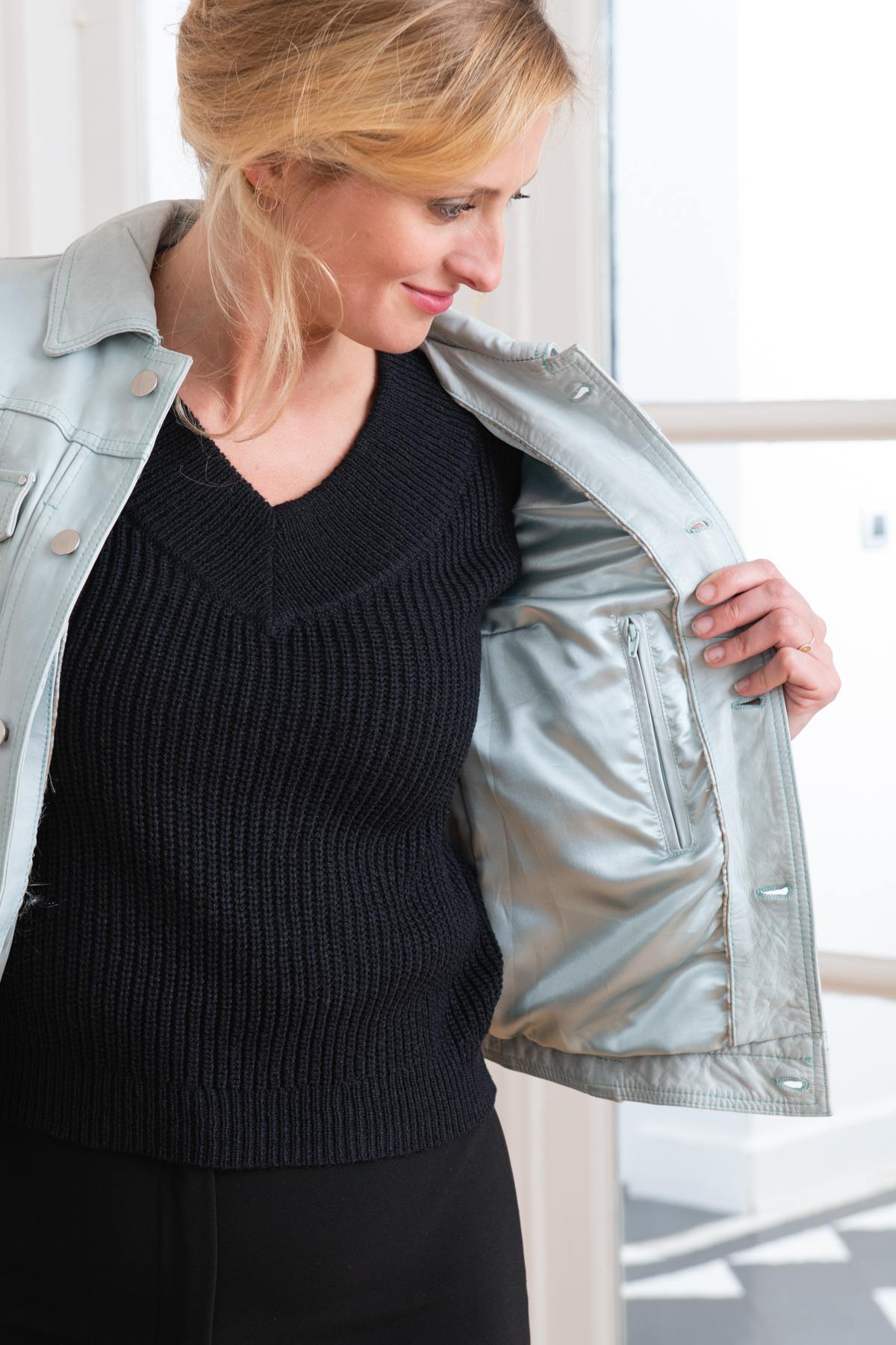 Pale blue lambskin jacket with a shirt collar and slim, feminine fit. - Image n°4