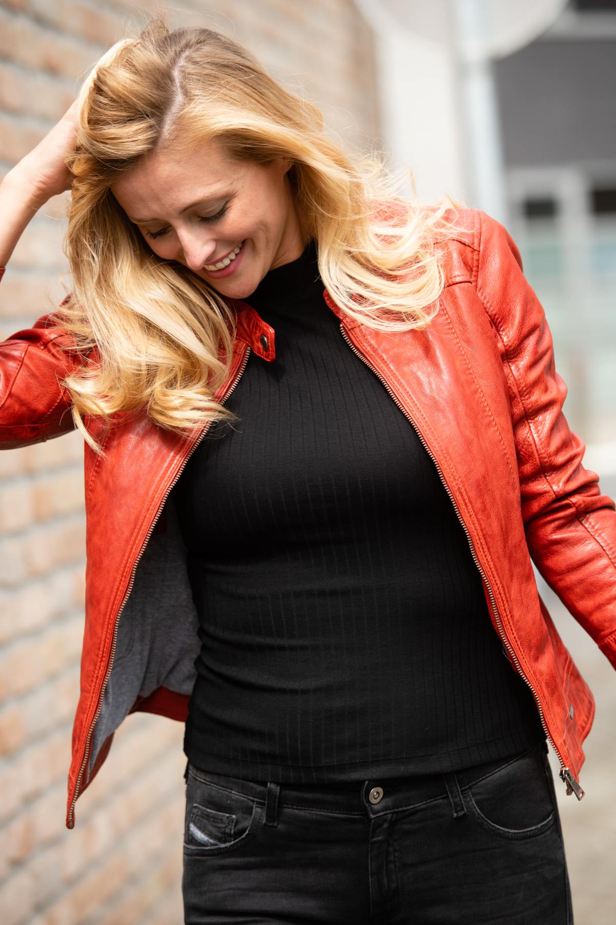 Isabela Red: marbled red shearling, slim cut. Bold and refined. - Image n°3