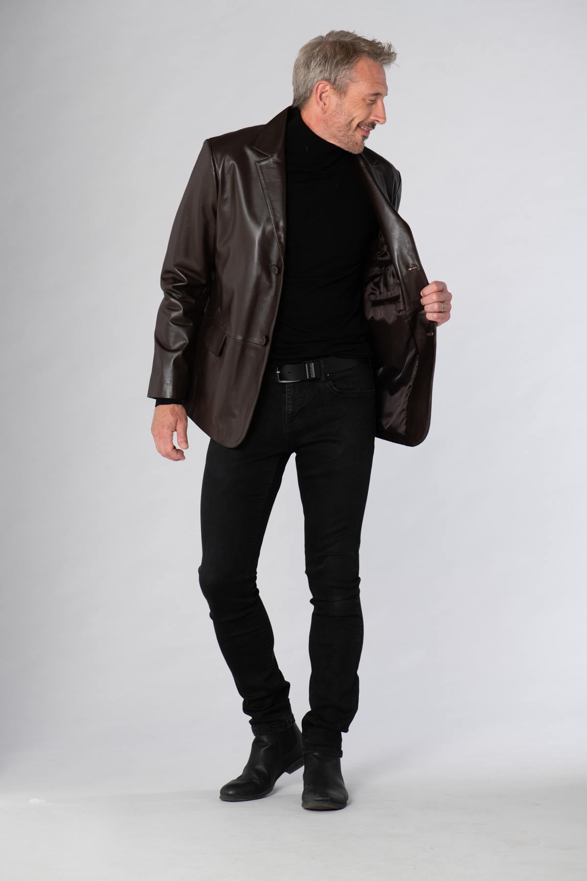 Cityzen's maroon lambskin blazer: glossy, tailored, timeless. - Image n°4