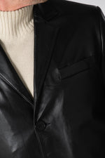 Black lambskin blazer: classic cut, supple leather, timeless style. - Image n°8