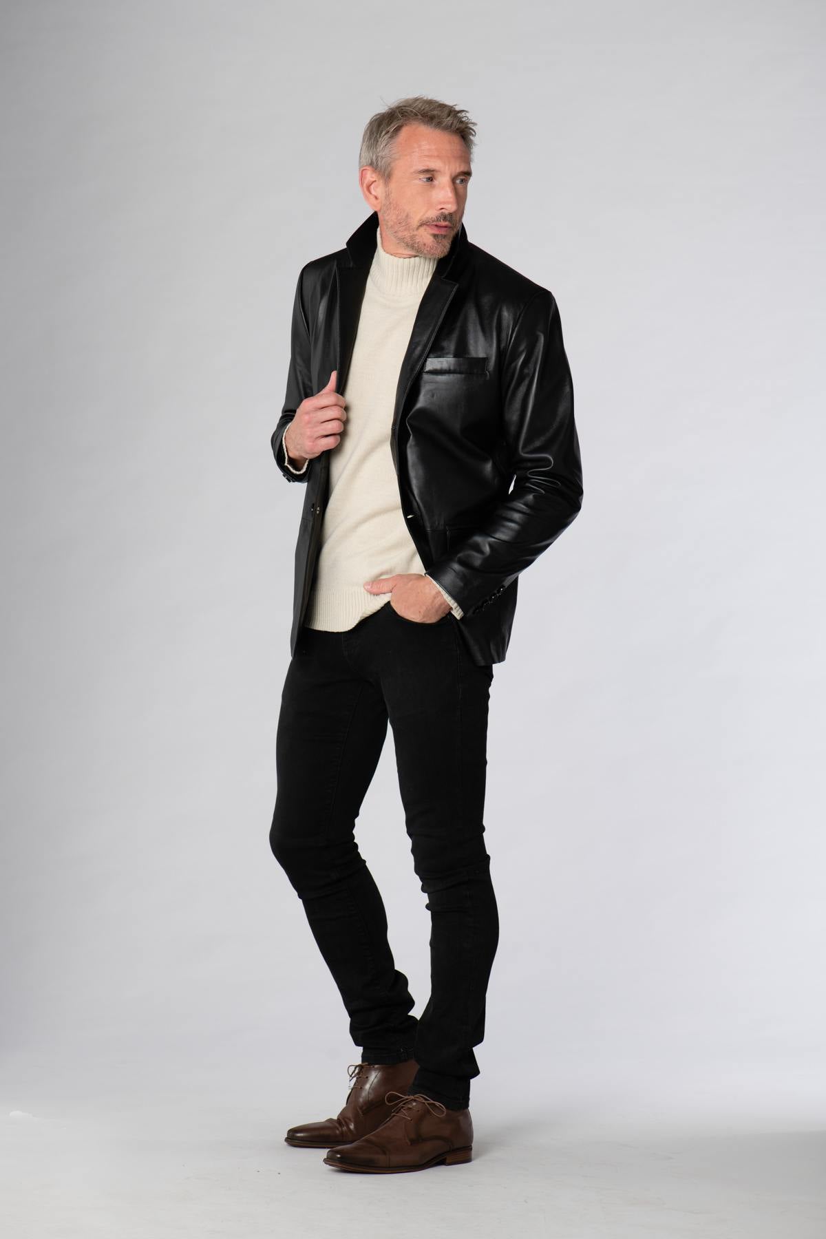 Black lambskin blazer: classic cut, supple leather, timeless style. - Image n°2