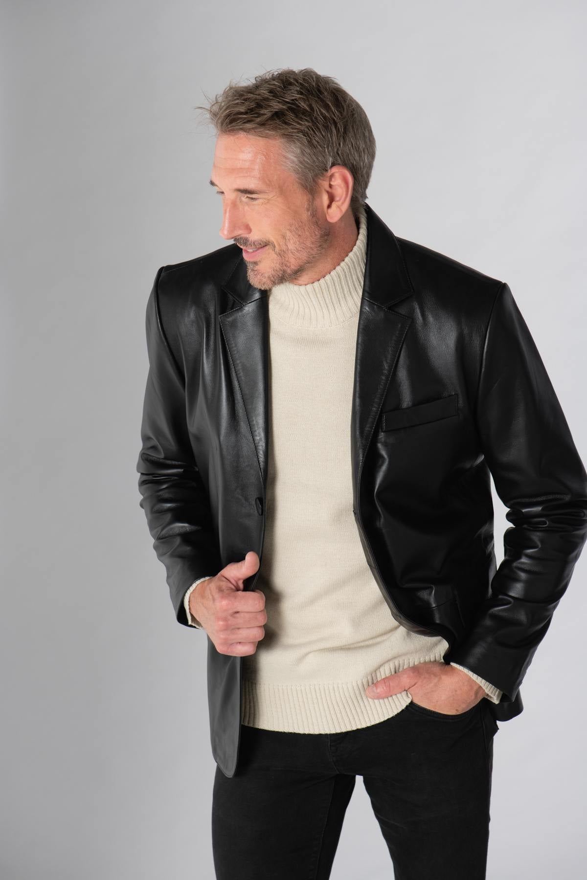 Black lambskin blazer: classic cut, supple leather, timeless style. - Image n°1