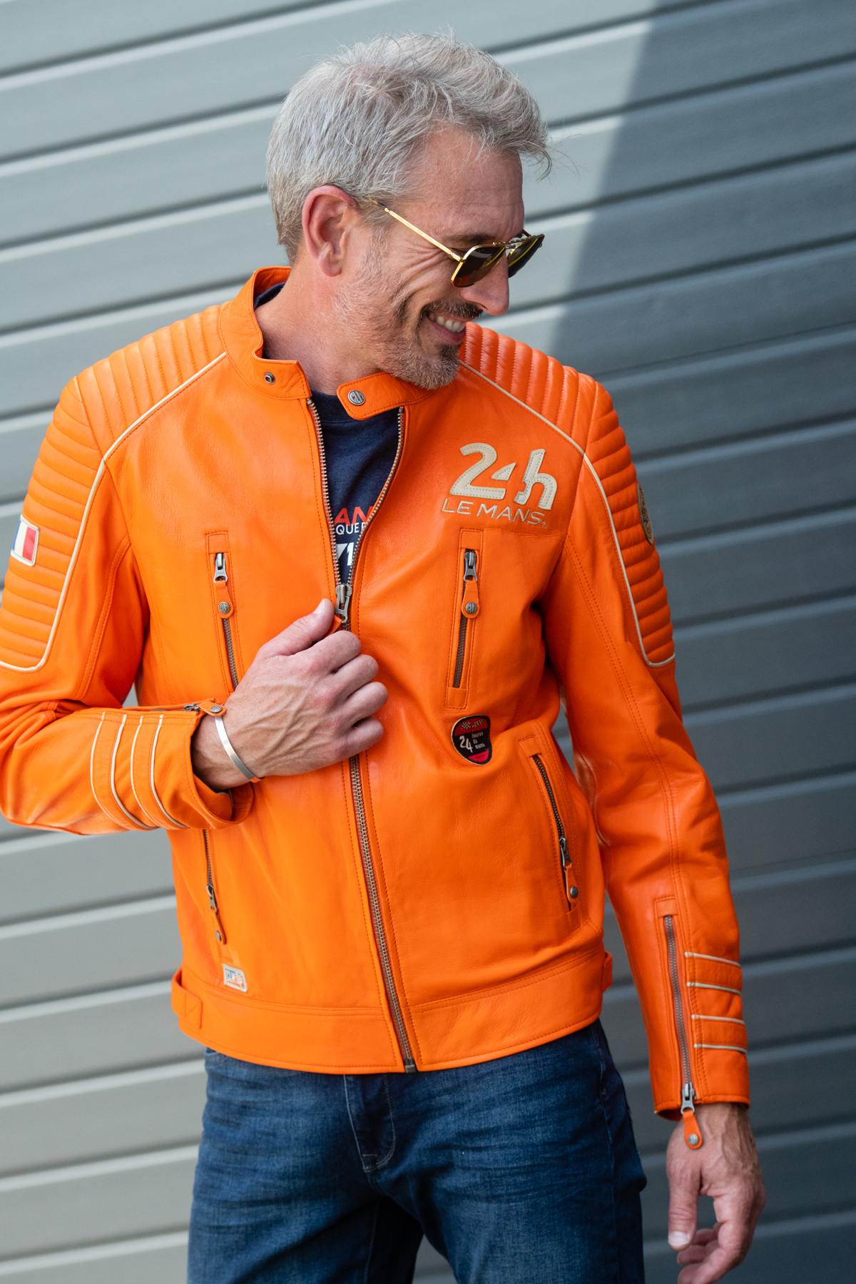 Orange sheepskin leather jacket with quilted shoulders: pure racing style. - Image n°4