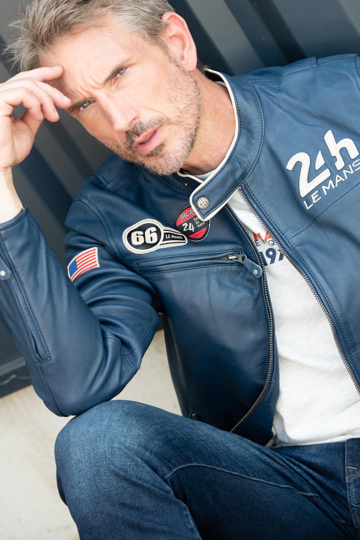 Glossy royal blue sheep leather jacket with contrast collar. - Image n°1