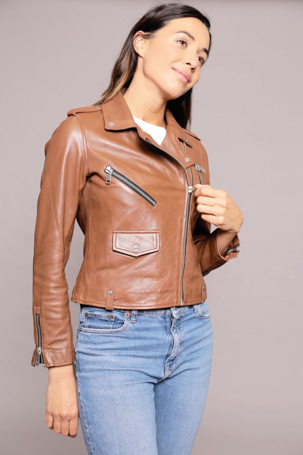 Glossy sheep leather biker jacket with tailored fit and bold collar. - Image n°5