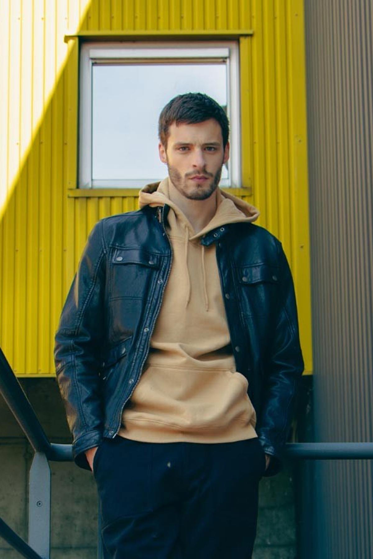 Slim-fit sheepskin leather jacket in glossy black by Oakwood. - Image n°8