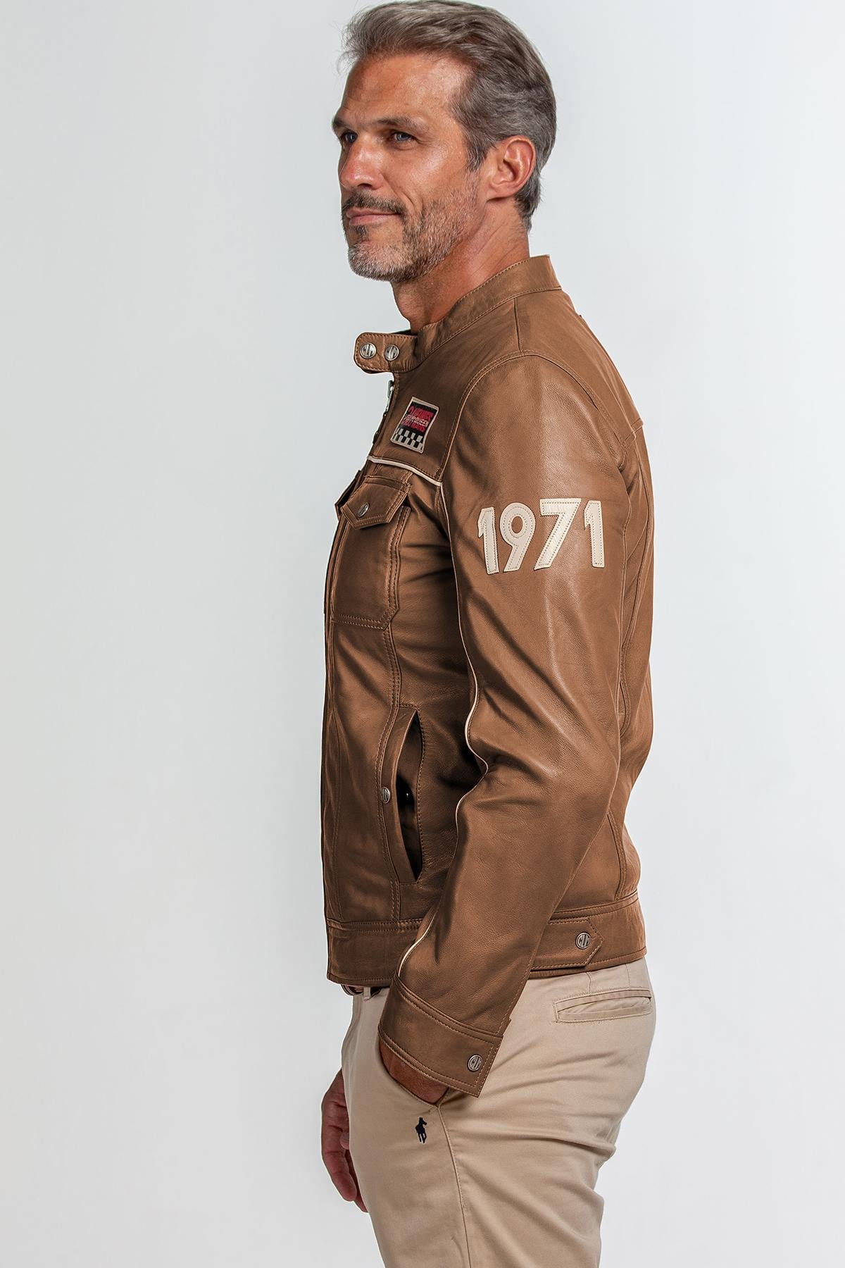 Steve McQueen's racing spirit in a slim taupe sheep leather jacket. - Image n°2