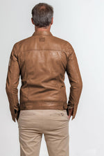 Steve McQueen's racing spirit in a slim taupe sheep leather jacket. - Image n°3