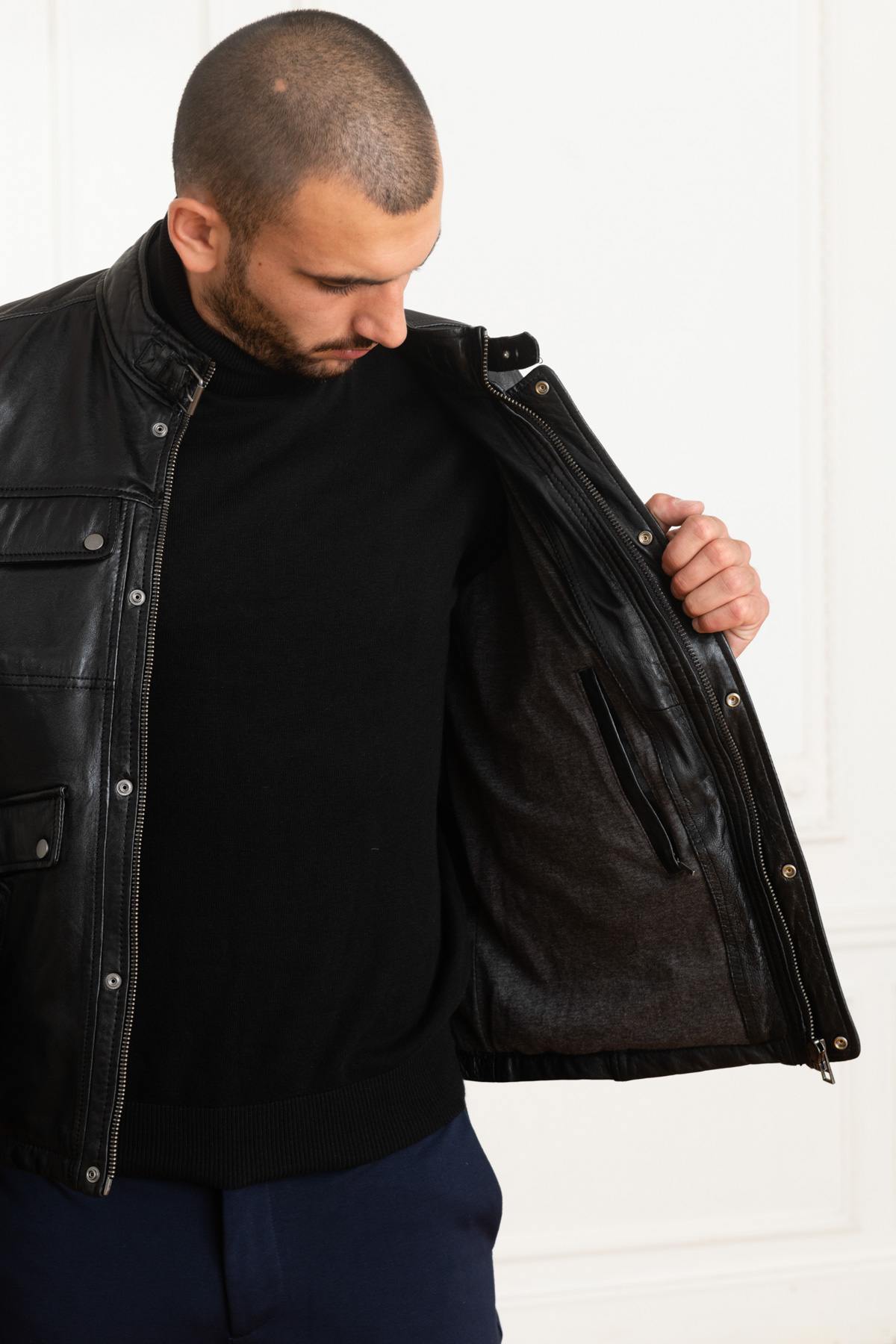 Slim-fit sheepskin leather jacket in glossy black by Oakwood. - Image n°4