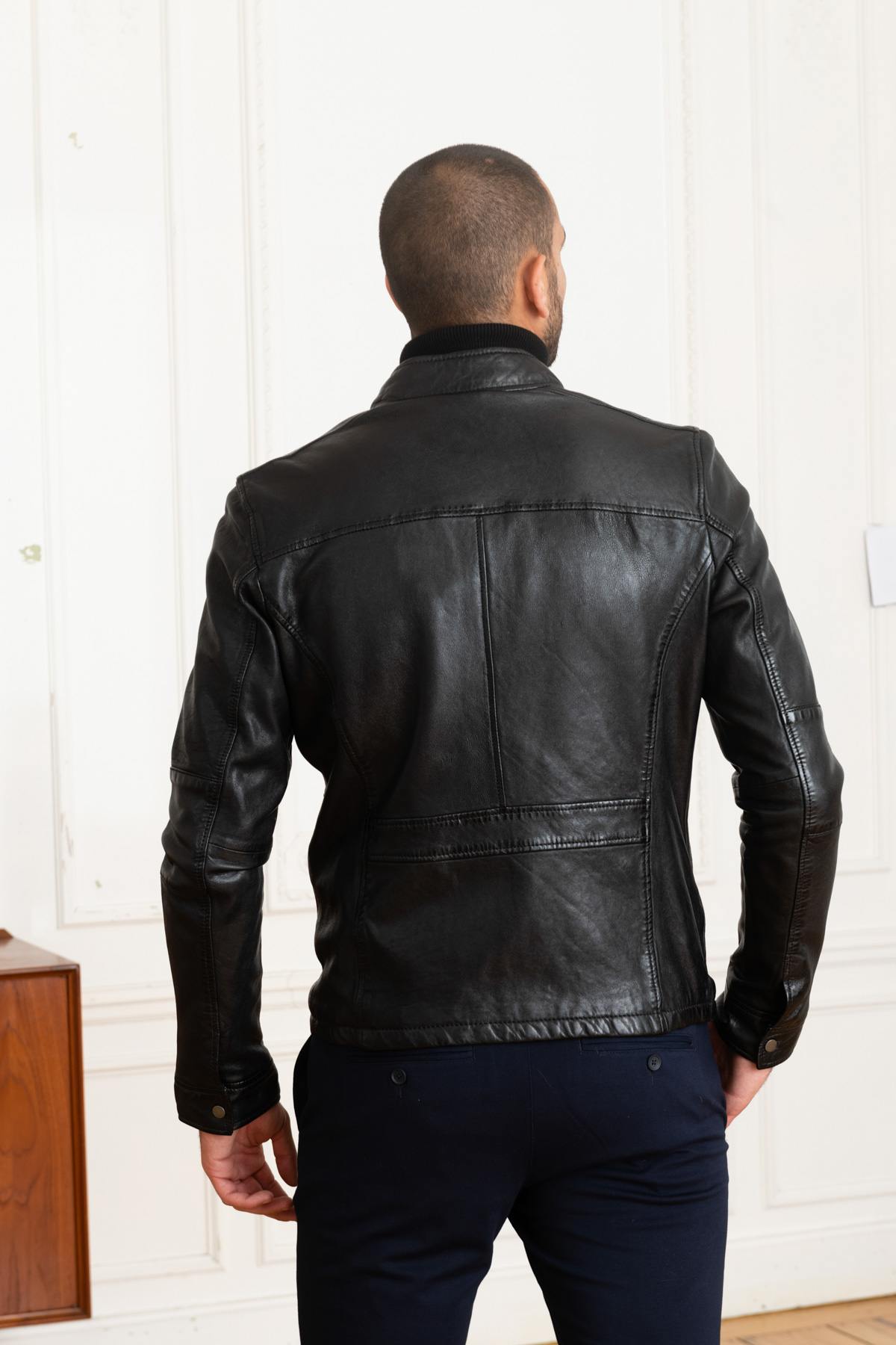Slim-fit sheepskin leather jacket in glossy black by Oakwood. - Image n°5
