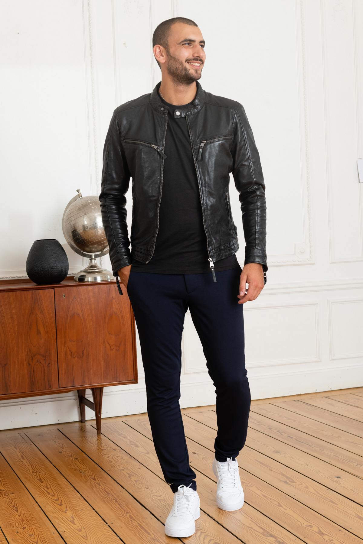 A black sheepskin jacket with a slim, modern cut for effortless style. - Image n°3