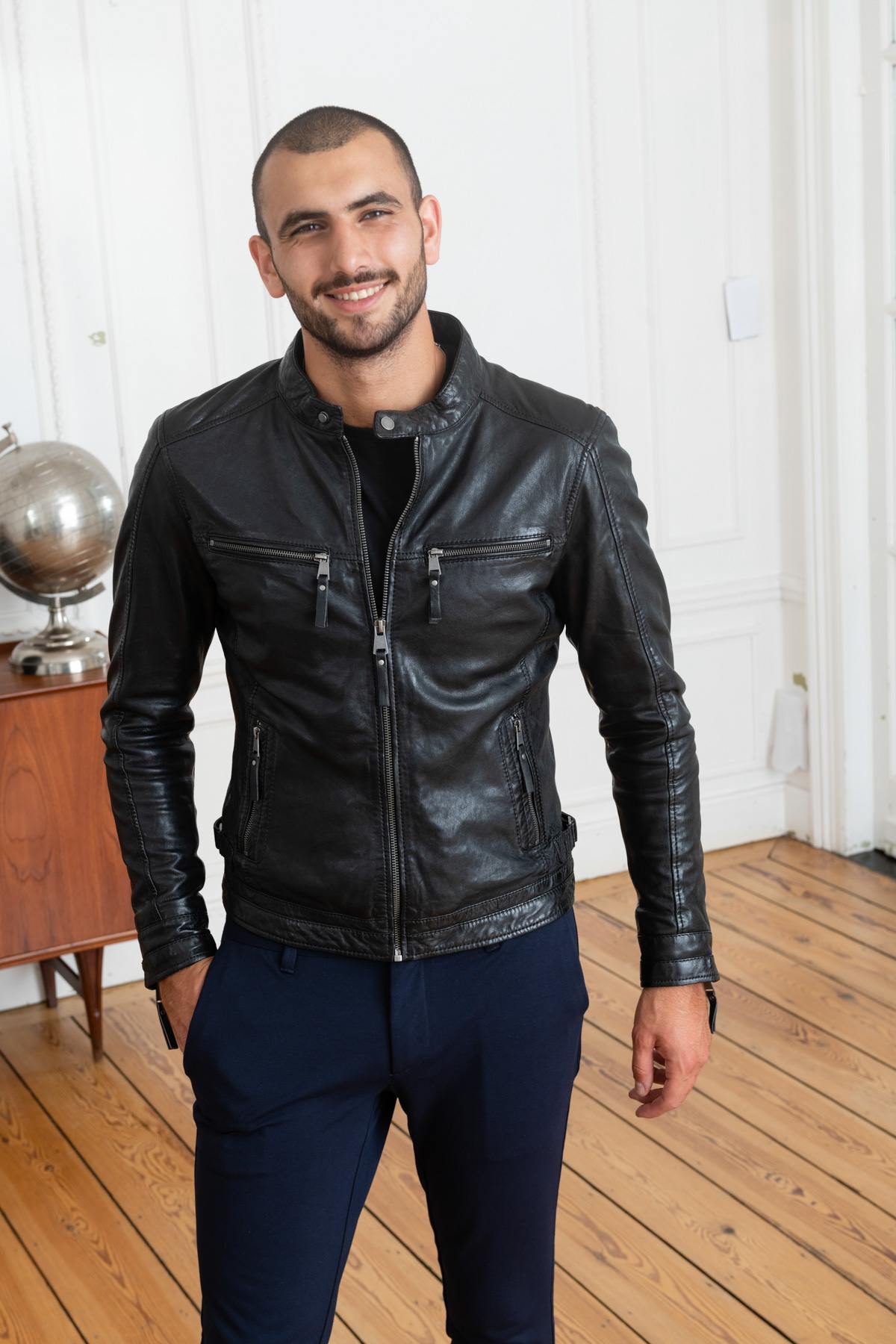 A black sheepskin jacket with a slim, modern cut for effortless style. - Image n°4