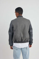 Grey varsity jacket: cowhide leather, teddy sleeves, Redskins "R". - Image n°4