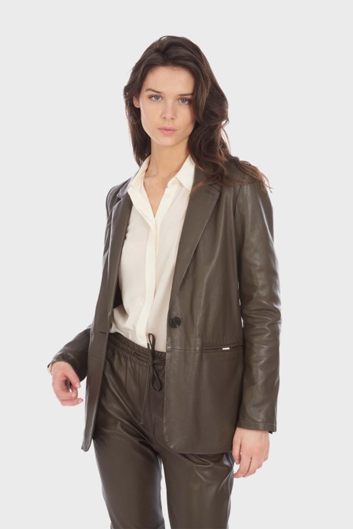 Dark khaki sheep leather blazer, slim fit, buttoned. Sharp and sleek. - Image n°1