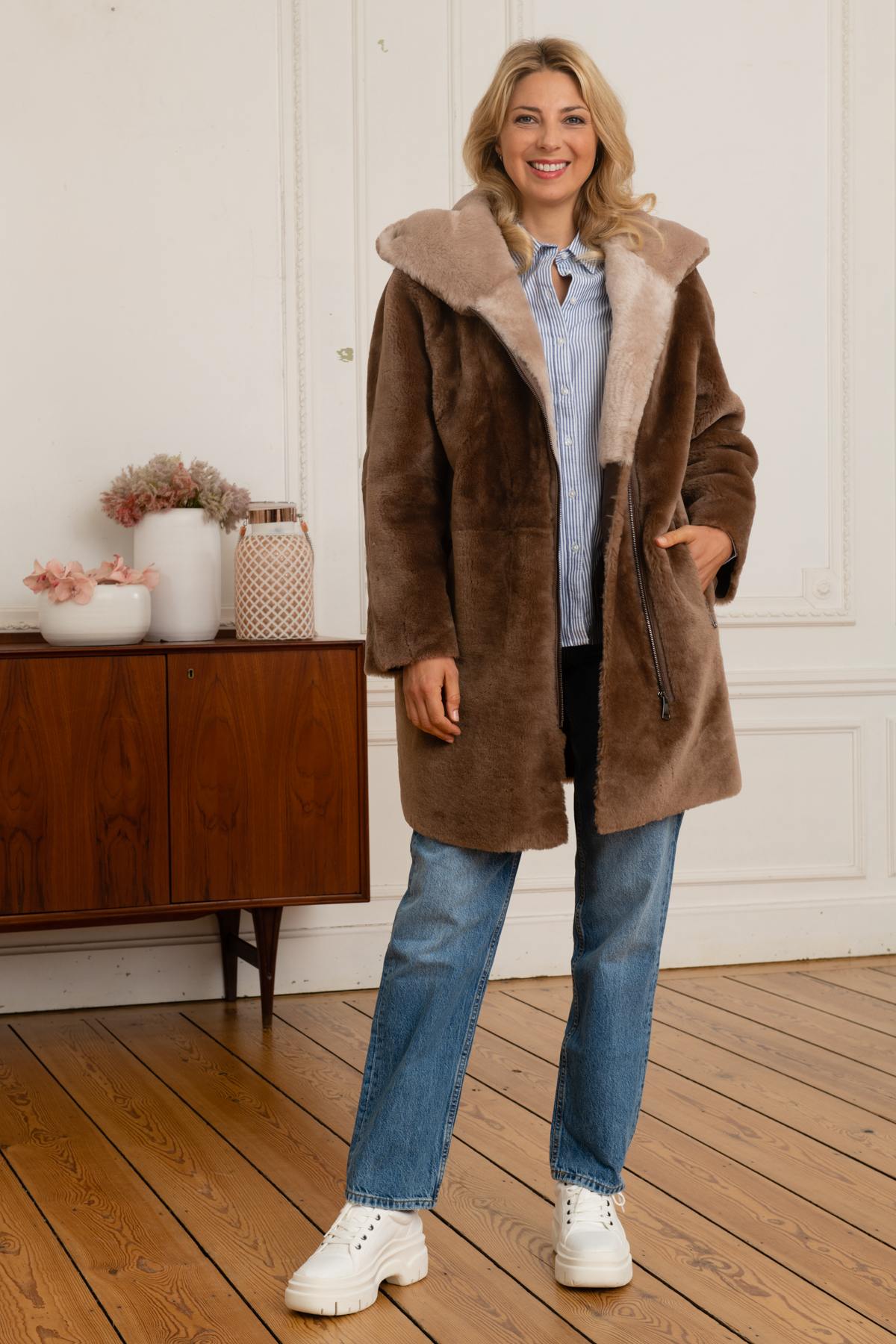 Chic taupe coat in reversed sheepskin, perfect for autumn and winter. - Image n°3