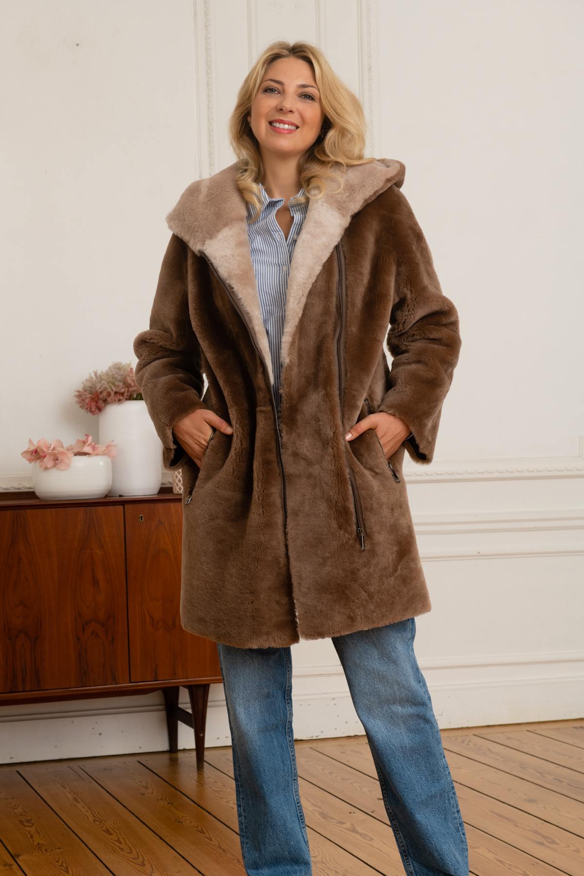 Chic taupe coat in reversed sheepskin, perfect for autumn and winter. - Image n°4