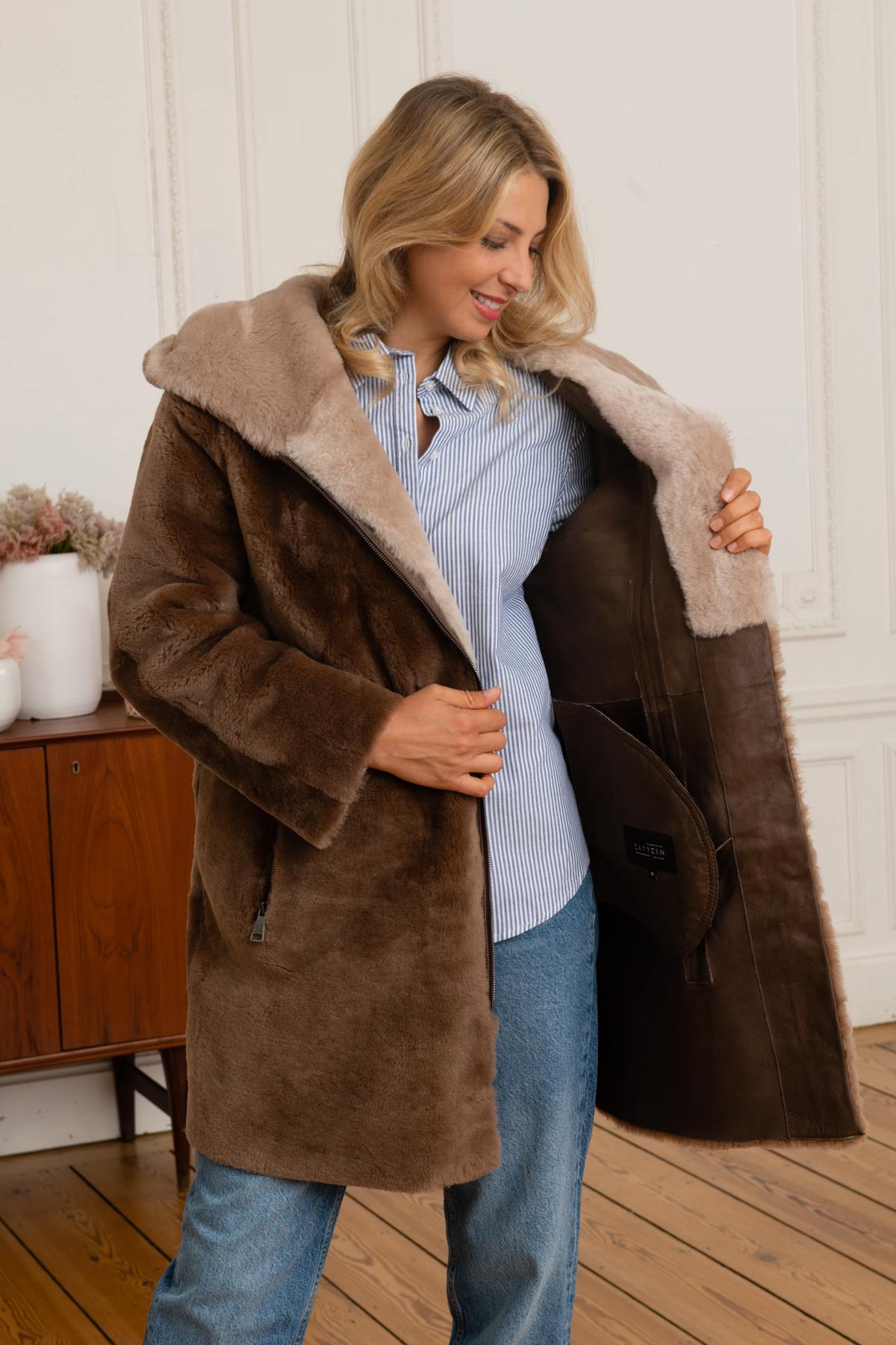Chic taupe coat in reversed sheepskin, perfect for autumn and winter. - Image n°5