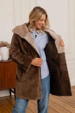 Chic taupe coat in reversed sheepskin, perfect for autumn and winter. - Image n°5