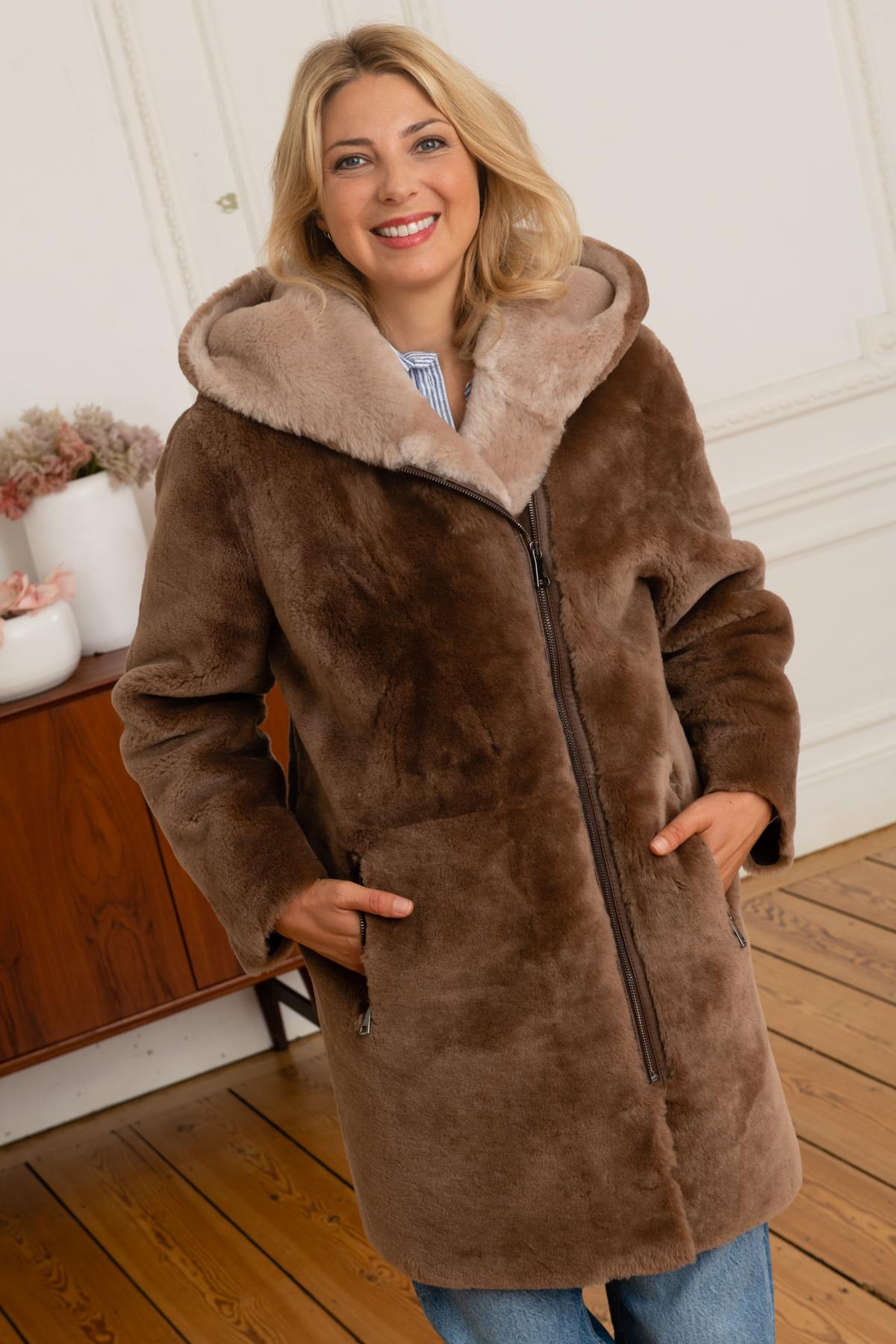 Chic taupe coat in reversed sheepskin, perfect for autumn and winter. - Image n°6