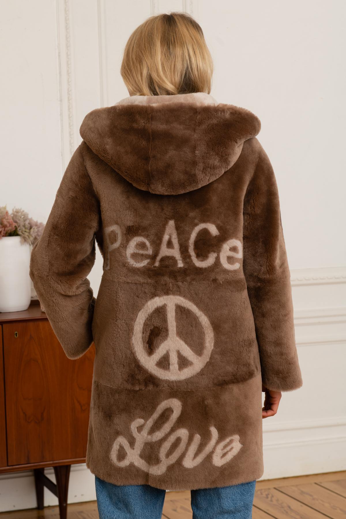 Chic taupe coat in reversed sheepskin, perfect for autumn and winter. - Image n°2