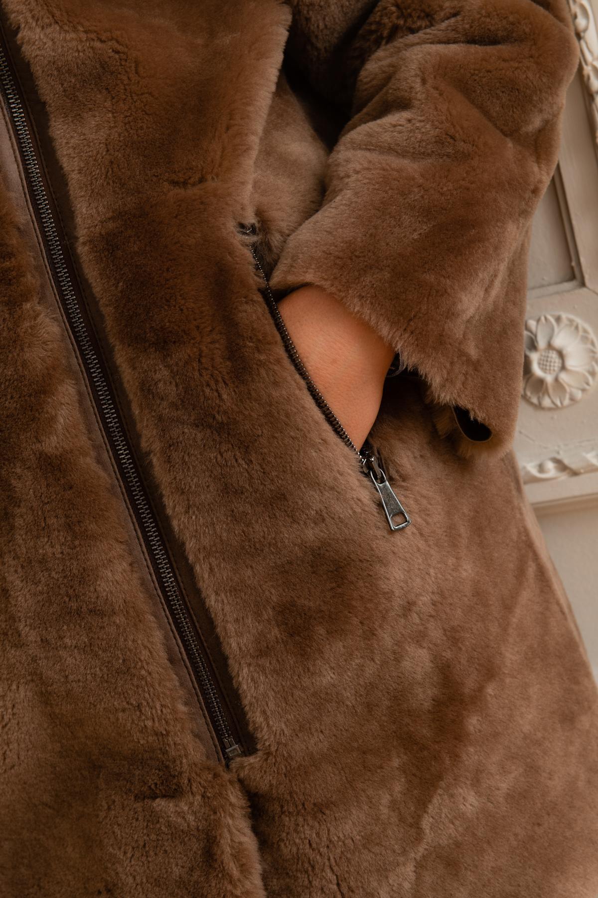 Chic taupe coat in reversed sheepskin, perfect for autumn and winter. - Image n°8
