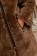 Chic taupe coat in reversed sheepskin, perfect for autumn and winter. - Image n°8