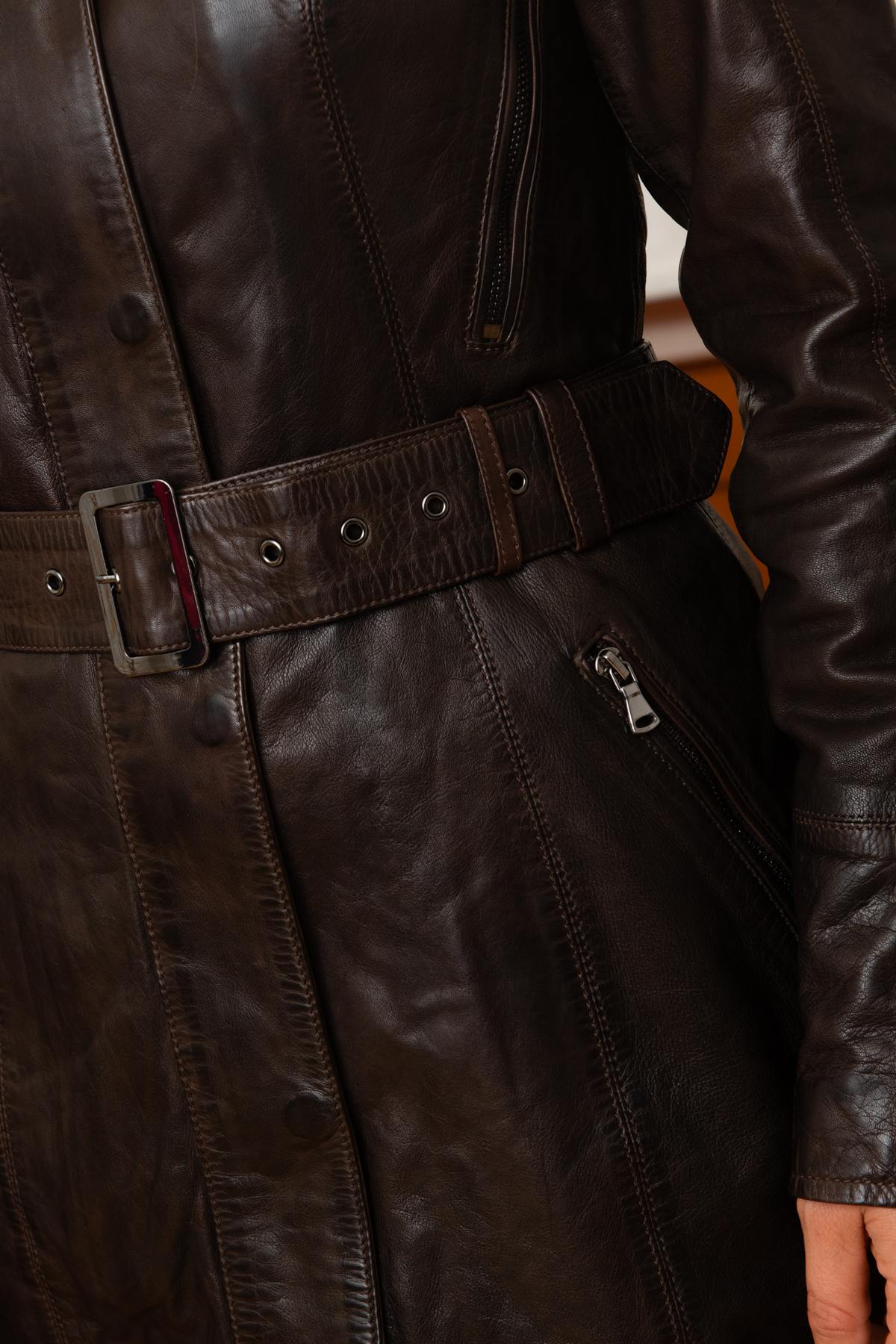 Rich brown lambskin jacket, cinched at the waist for a sleek look. - Image n°3