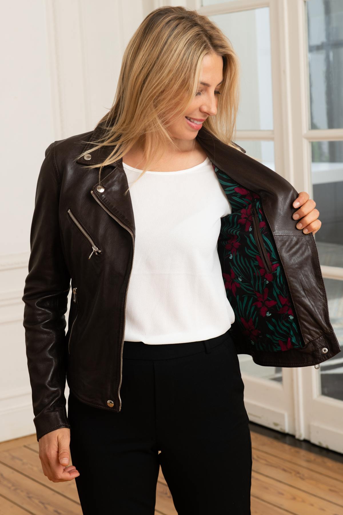 Dark brown lambskin biker jacket, vegetable-tanned, feminine cut. - Image n°3