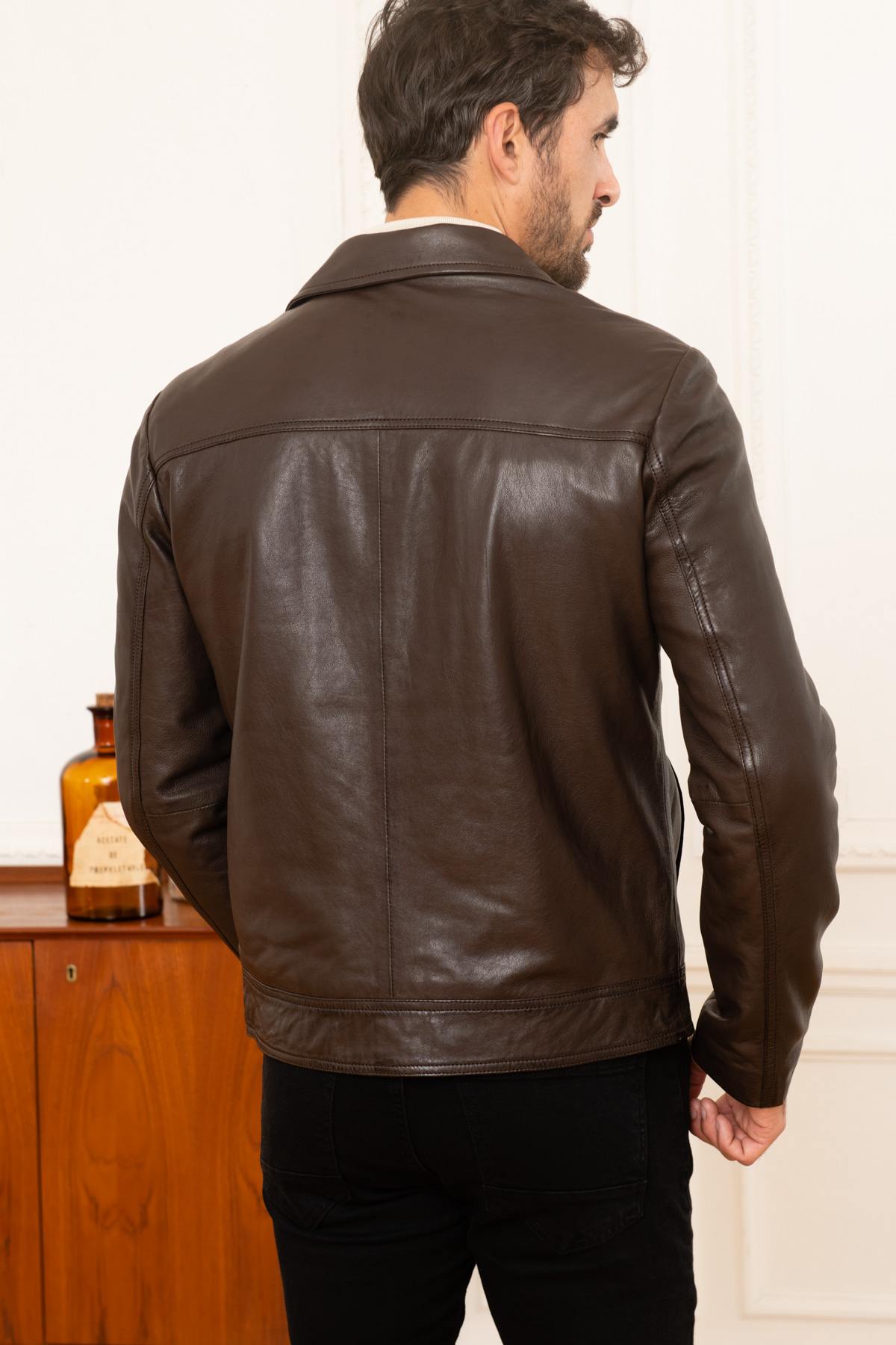 A reddish-brown sheepskin jacket, shirt collar, built for every season. - Image n°5