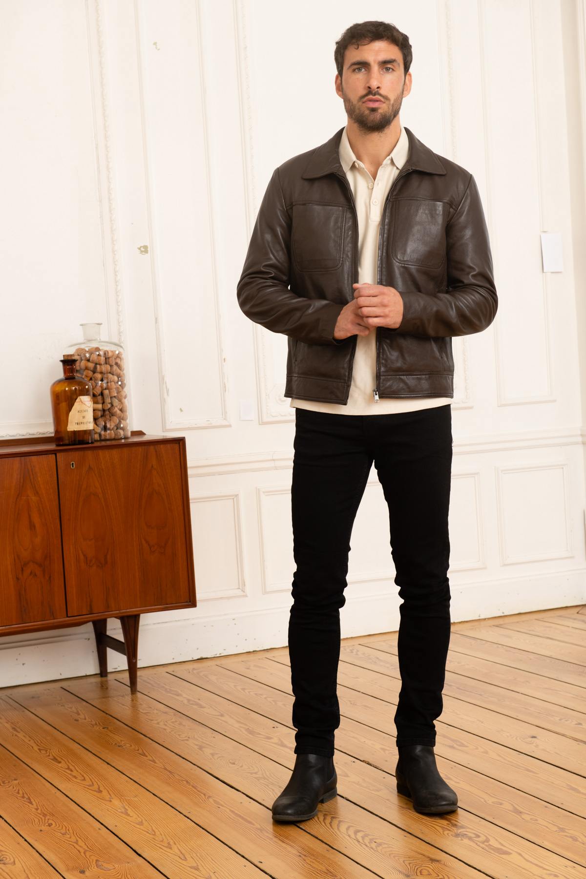 A reddish-brown sheepskin jacket, shirt collar, built for every season. - Image n°2