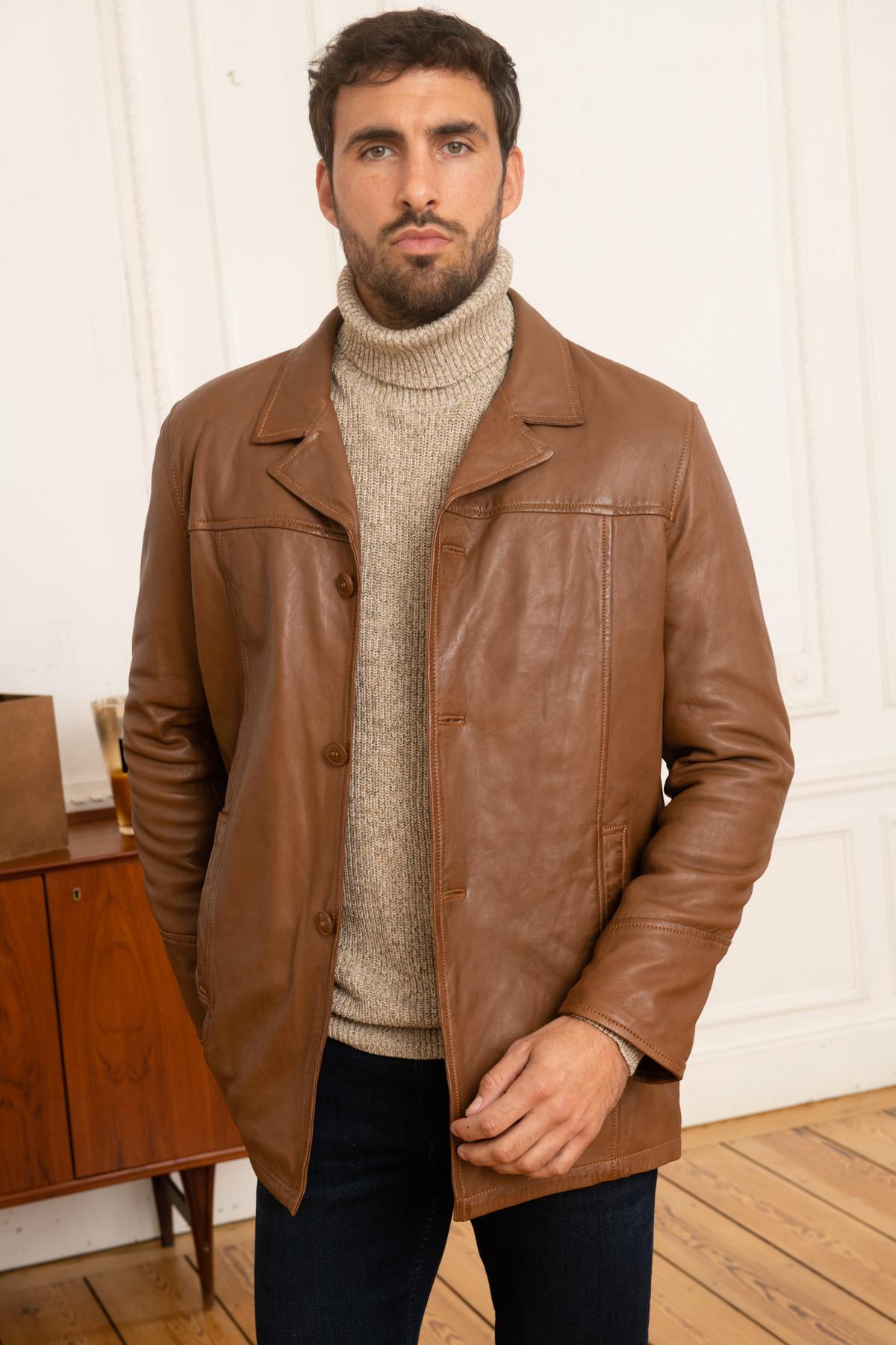 Mid-length oxblood sheepskin jacket, vintage-inspired and relaxed. - Image n°1