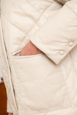 Beige sheepskin coat, extra-long and quilted. Warm, hooded, and soft. - Image n°8