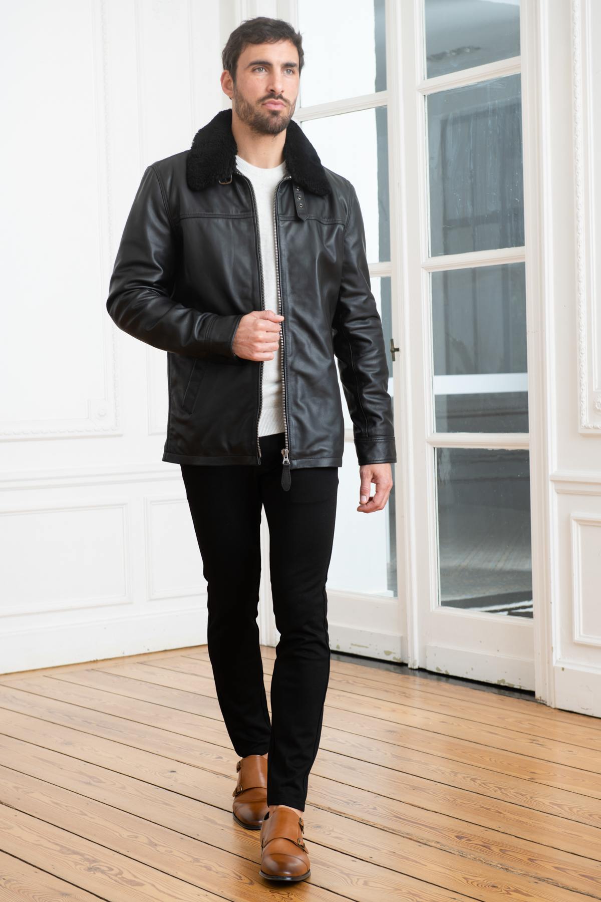 Schott NYC's black cowhide jacket, mid-thigh aviator fit. - Image n°2