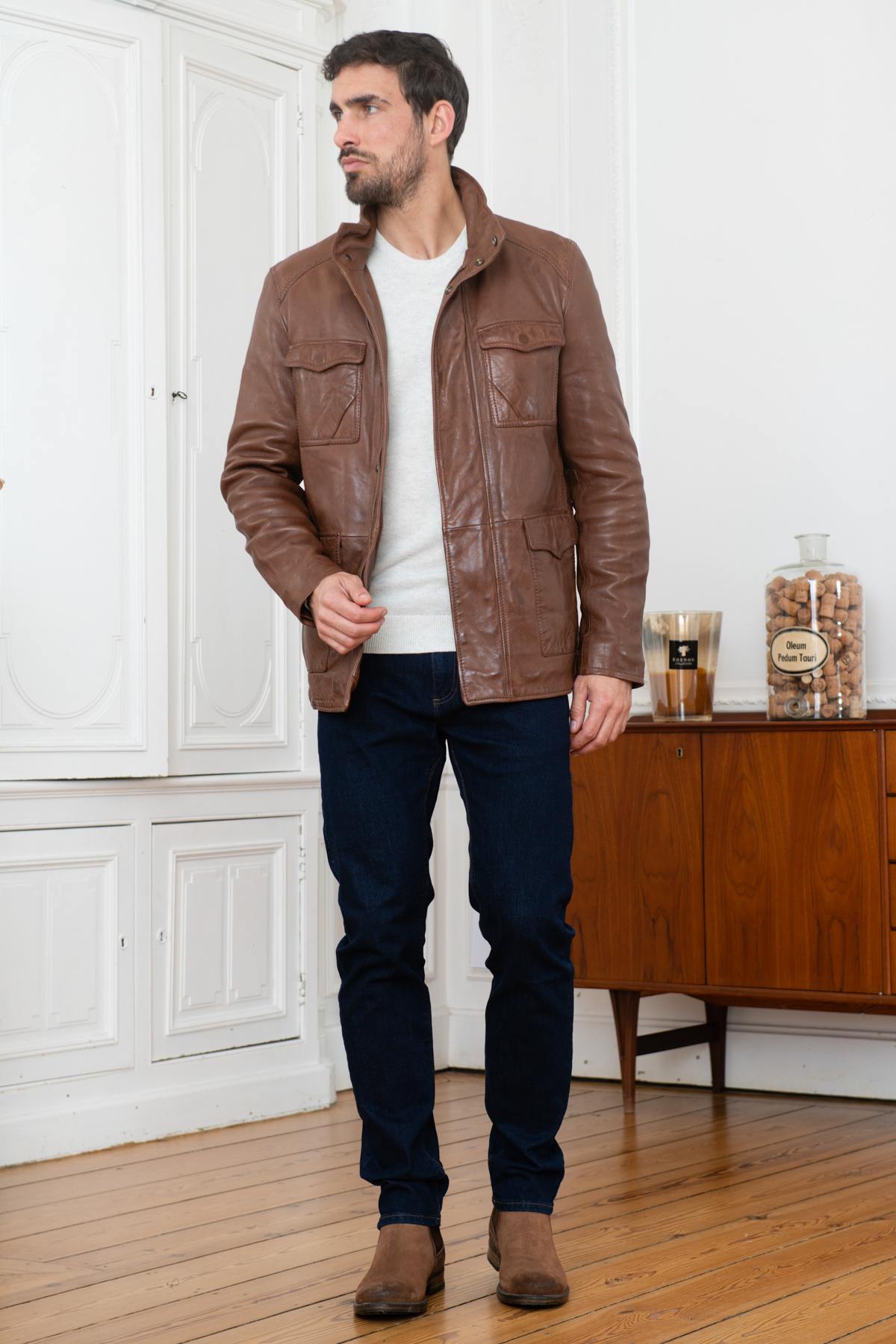 Rich brown sheepskin jacket with a straight cut and refined stitching. - Image n°2