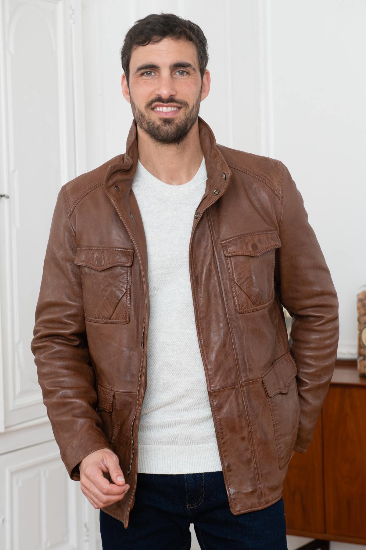 Rich brown sheepskin jacket with a straight cut and refined stitching. - Image n°1