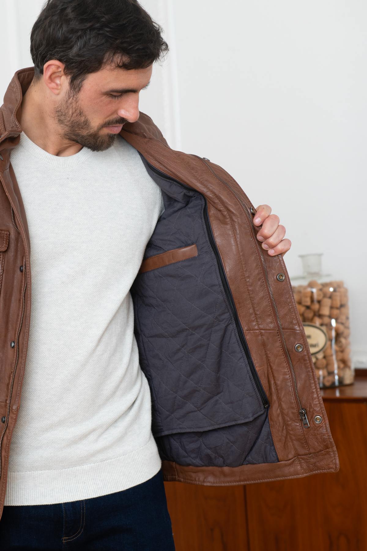 Rich brown sheepskin jacket with a straight cut and refined stitching. - Image n°4