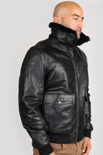 Sleek black cowhide aviator jacket with fur collar and zip closure. - Image n°5