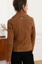 A light brown nubuck suede jacket, slimfit and timelessly stylish. - Image n°5