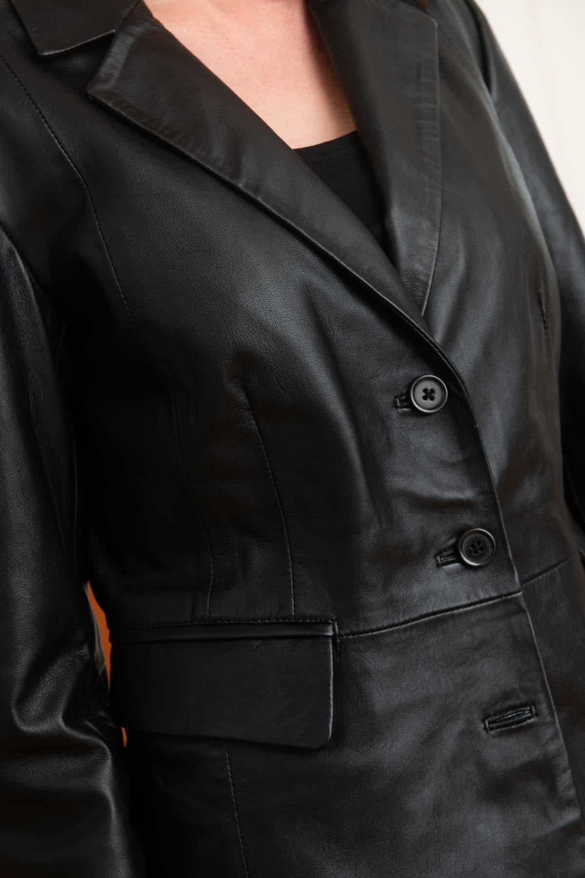 A sleek black lambskin blazer, timeless and versatile for any season. - Image n°7