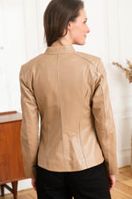 Beige pearl lambskin jacket: soft, relaxed, and effortlessly stylish. - Image n°5
