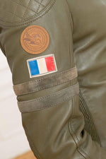 A khaki sheepskin jacket with a biker collar, perfect for any season. - Image n°9