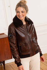Aviator-inspired sheepskin jacket with detachable fur collar. - Image n°6