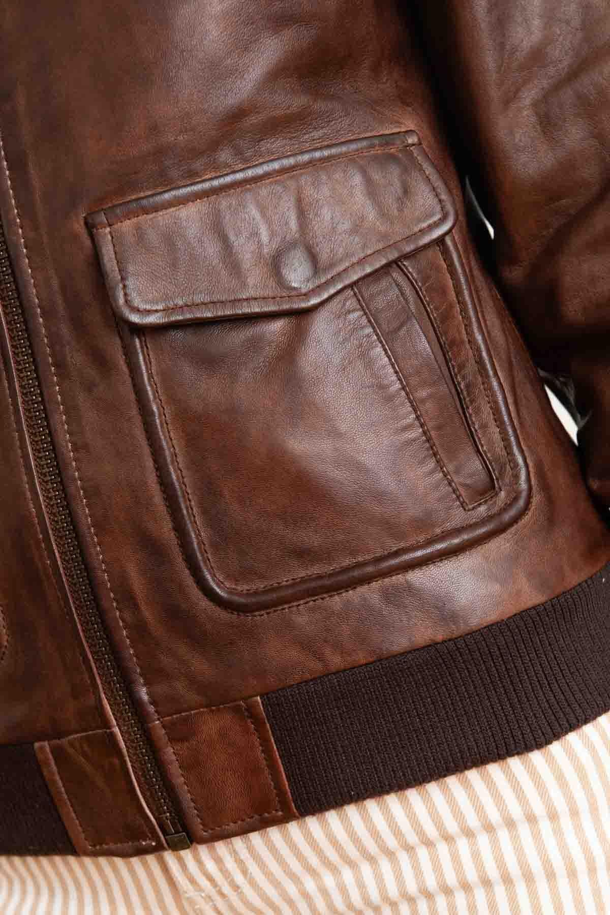 Aviator-inspired sheepskin jacket with detachable fur collar. - Image n°8